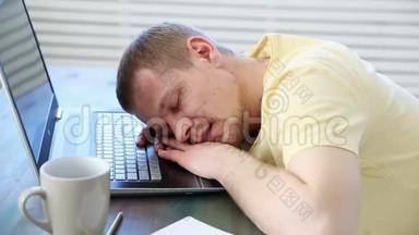 自由职业<strong>程序员</strong>在带笔记本电脑的办公桌上因疲劳而睡着